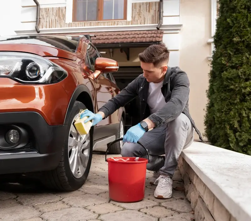 Lavage auto à domicile Flavigny : professionnel intervenant sur un véhicule